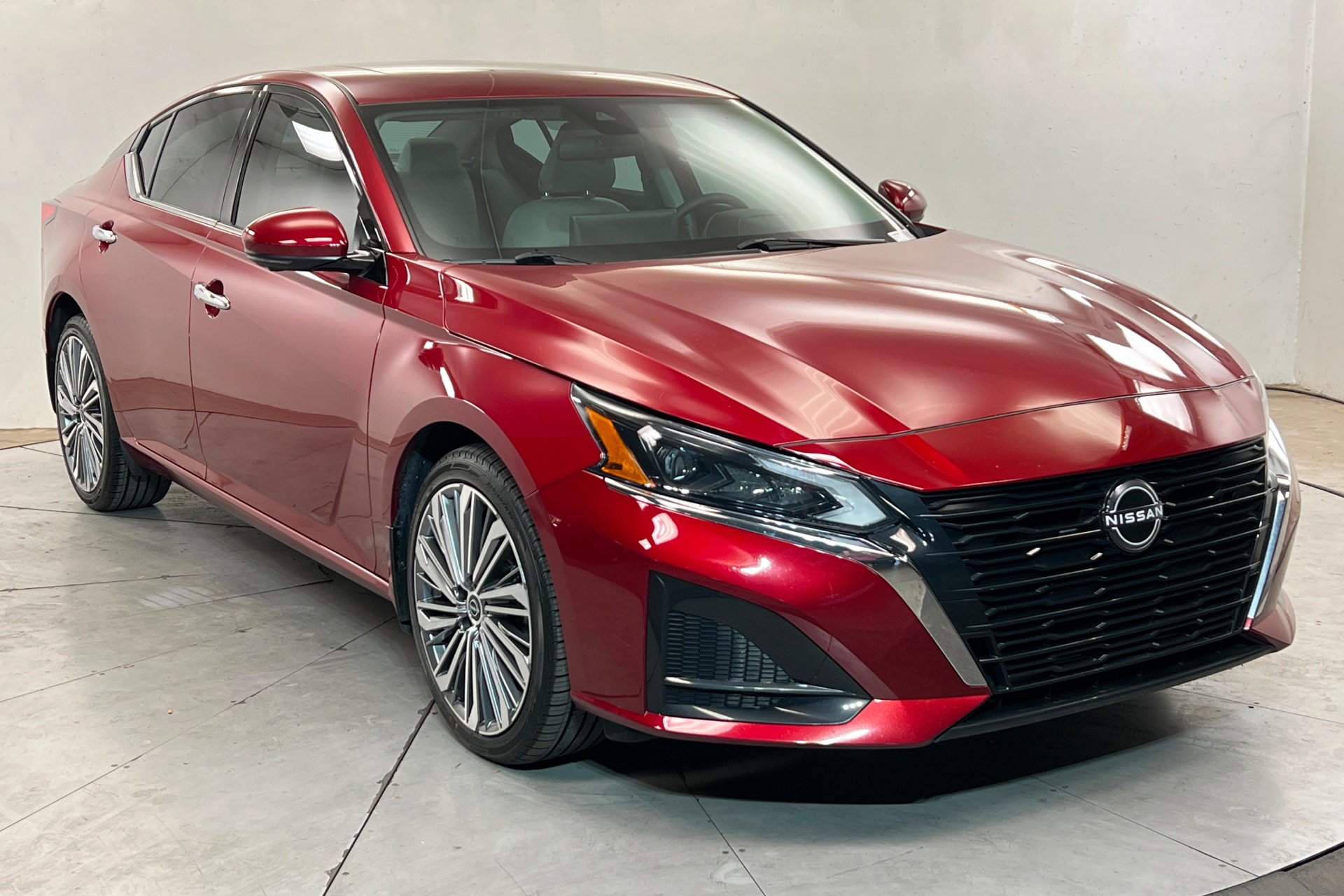 Used 2023 Scarlet Ember Tintcoat Nissan 2.5 SL image 8