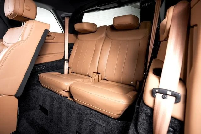 Used 2025 Santorini Black Metallic Land Rover SE image 28