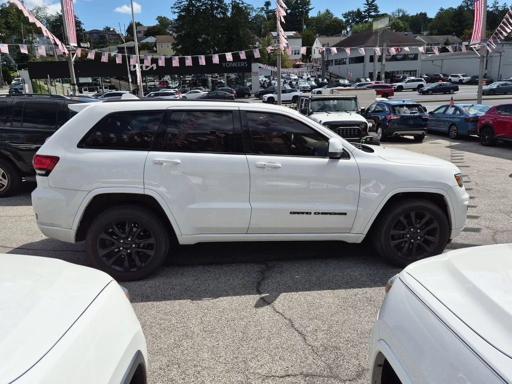 Used 2018 White Jeep Altitude image 4