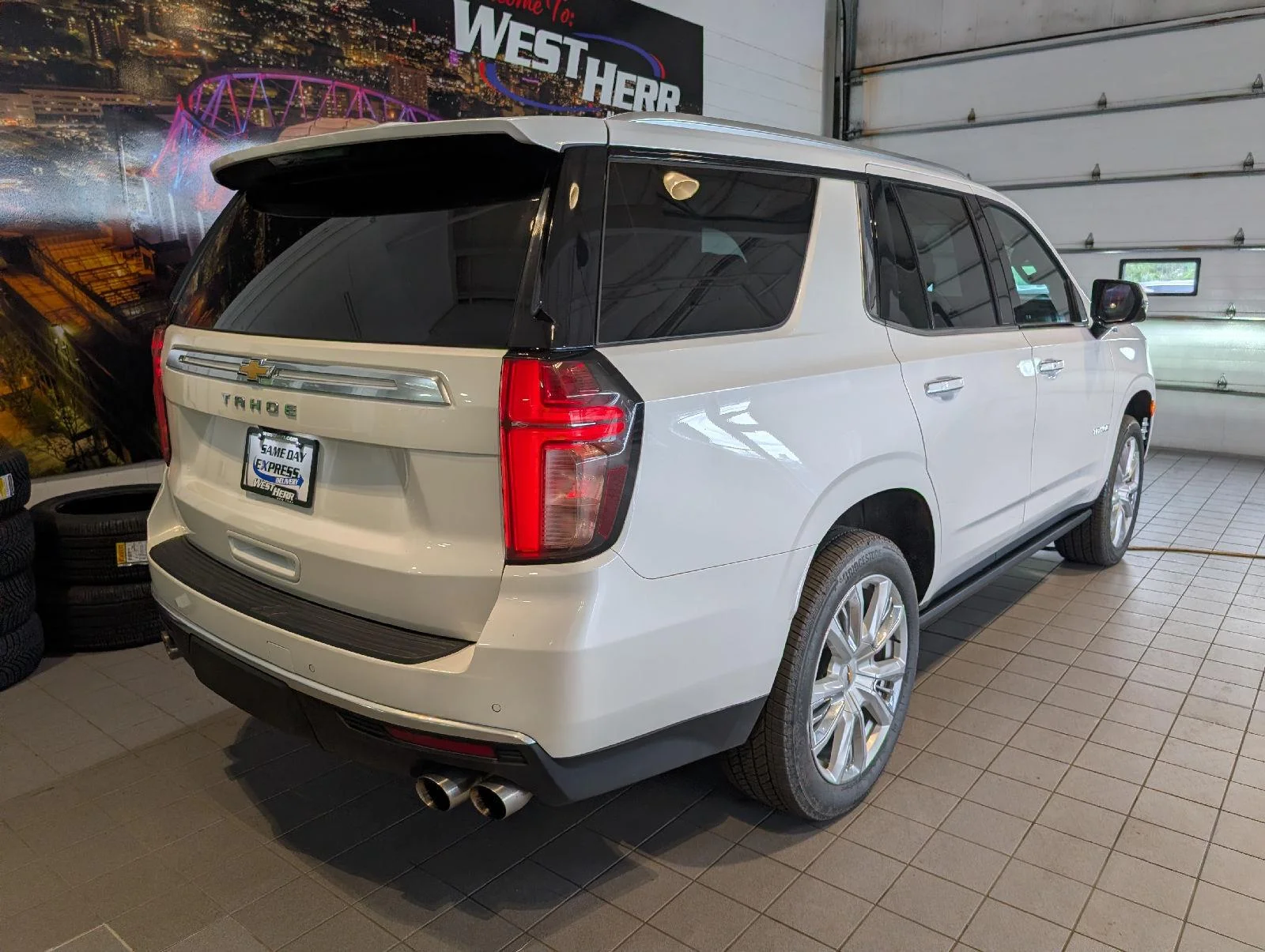 Used 2022 Iridescent Pearl Tricoat Chevrolet High Country image 10