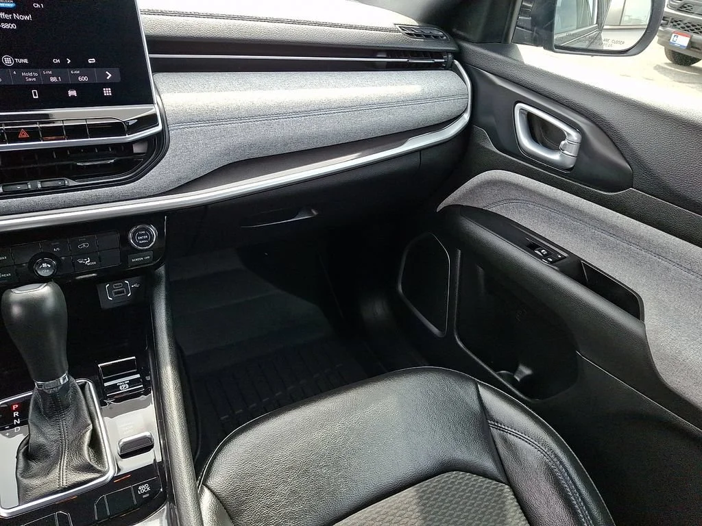 Used 2023 Granite Crystal Metallic Clearcoat Jeep Latitude image 17