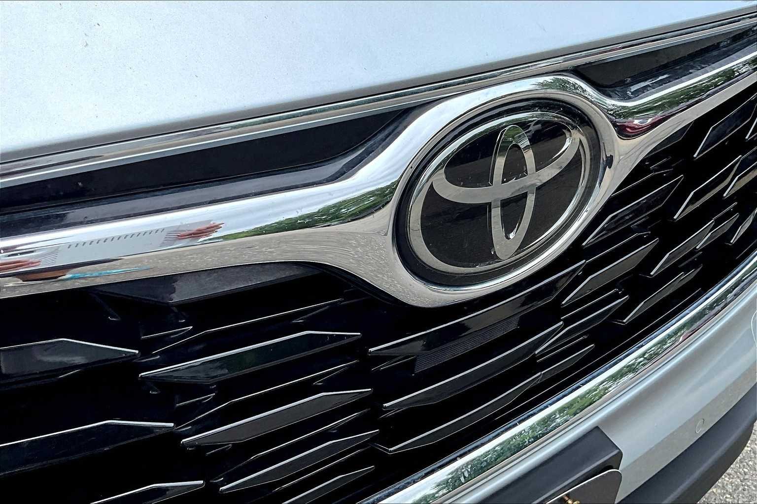 Used 2020 Celestial Silver Metallic Toyota Limited image 28