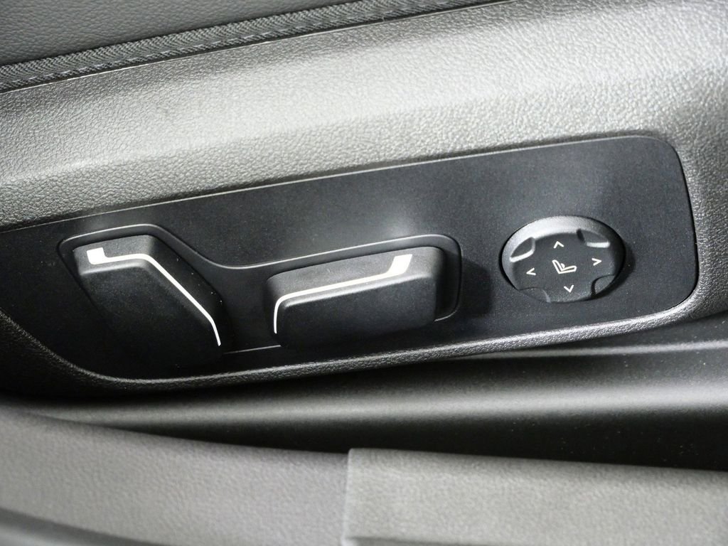 2026 BMW 3 Series 330i - Photo 22