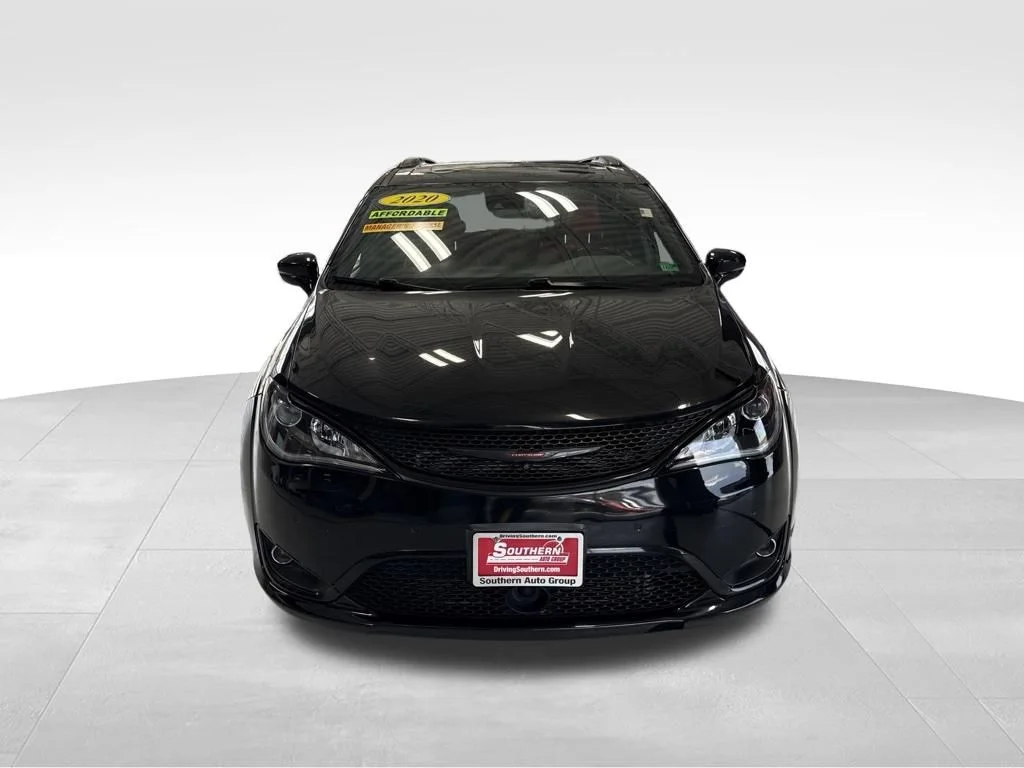 Used 2020 Black Chrysler Limited image 9