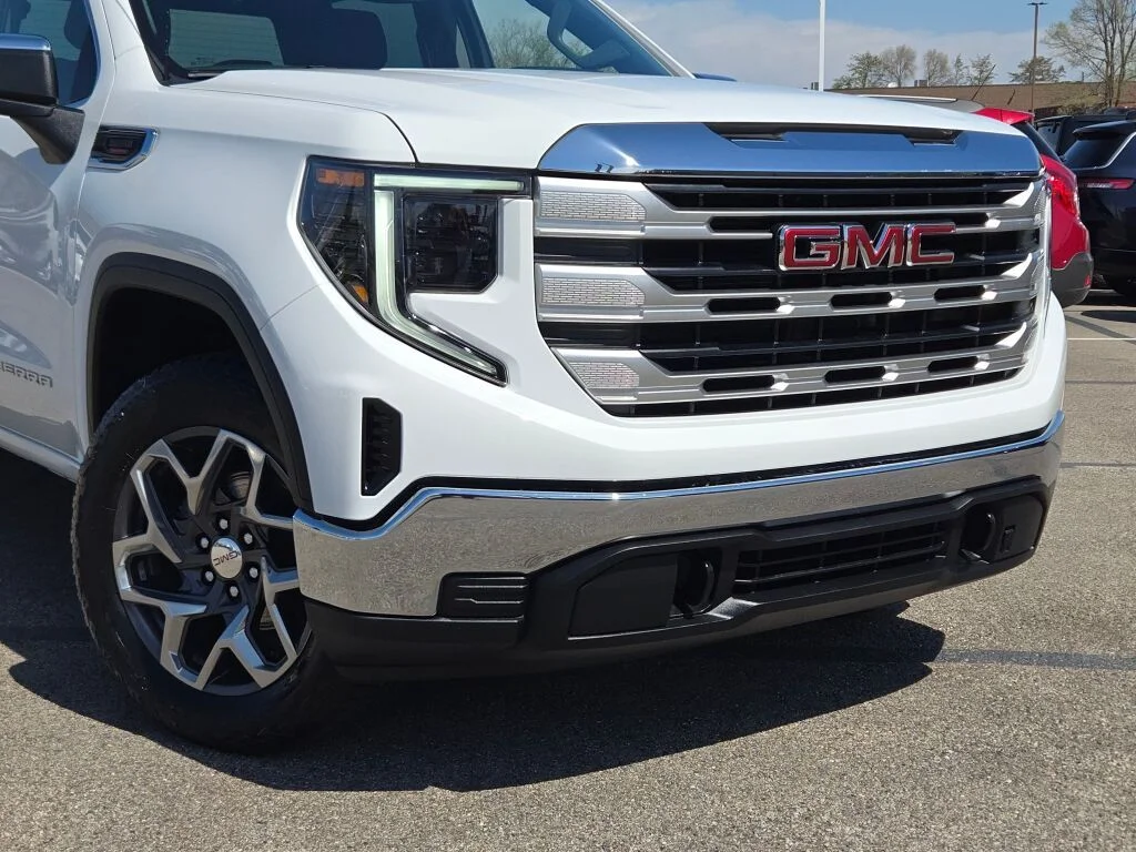 Used 2023 White GMC SLE image 3