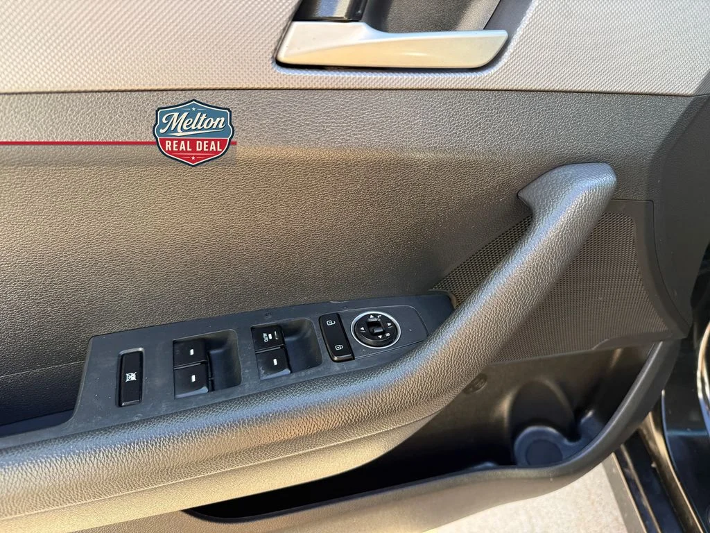 Used 2018 Black Hyundai SE image 19