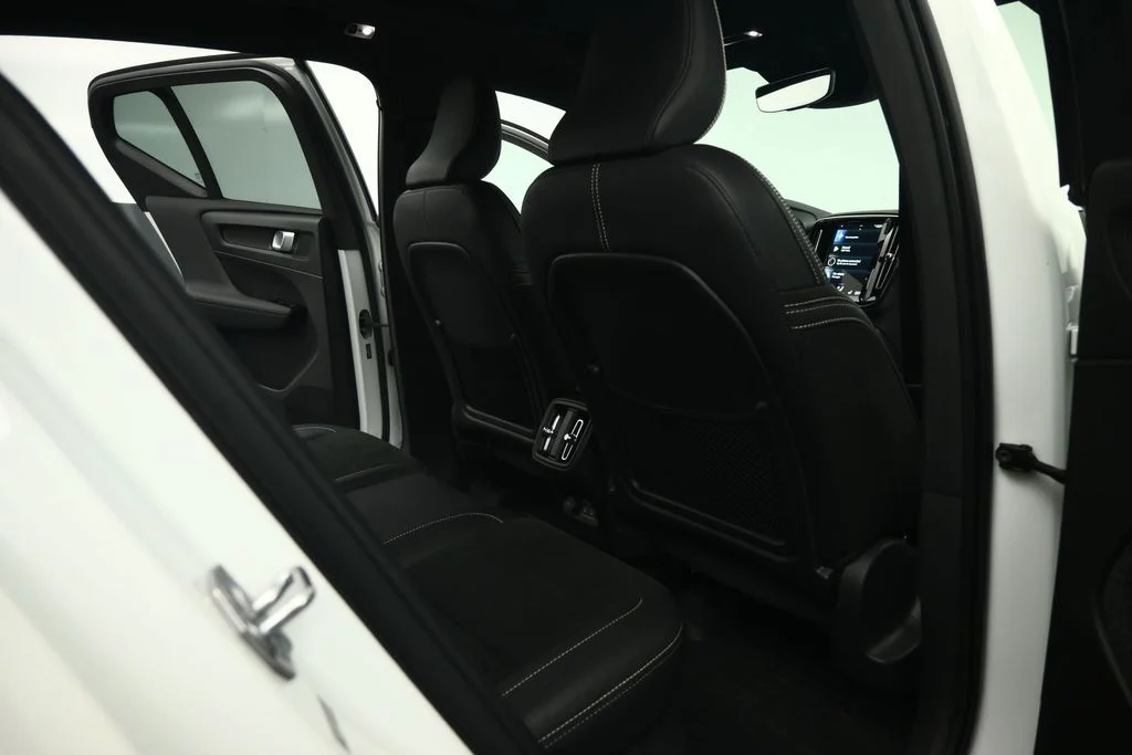 Used 2022 White Volvo R-Design image 61