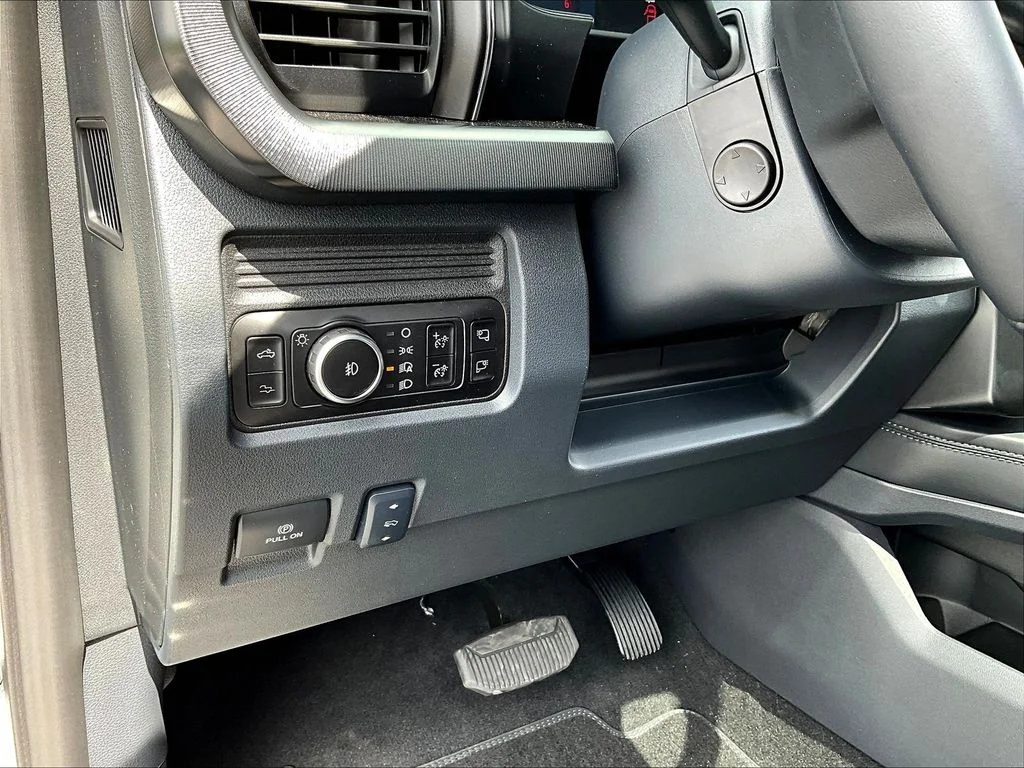 New 2026 Star White Metallic Tri-Coat Ford F-250® Platinum® image 32