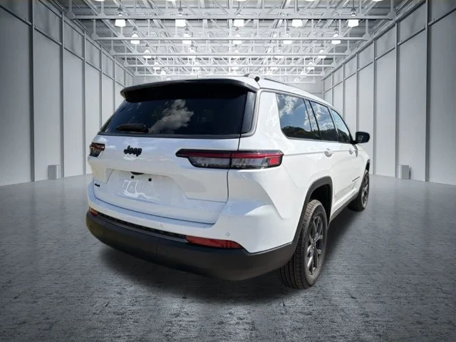 New 2027 White Jeep Laredo Altitude image 4