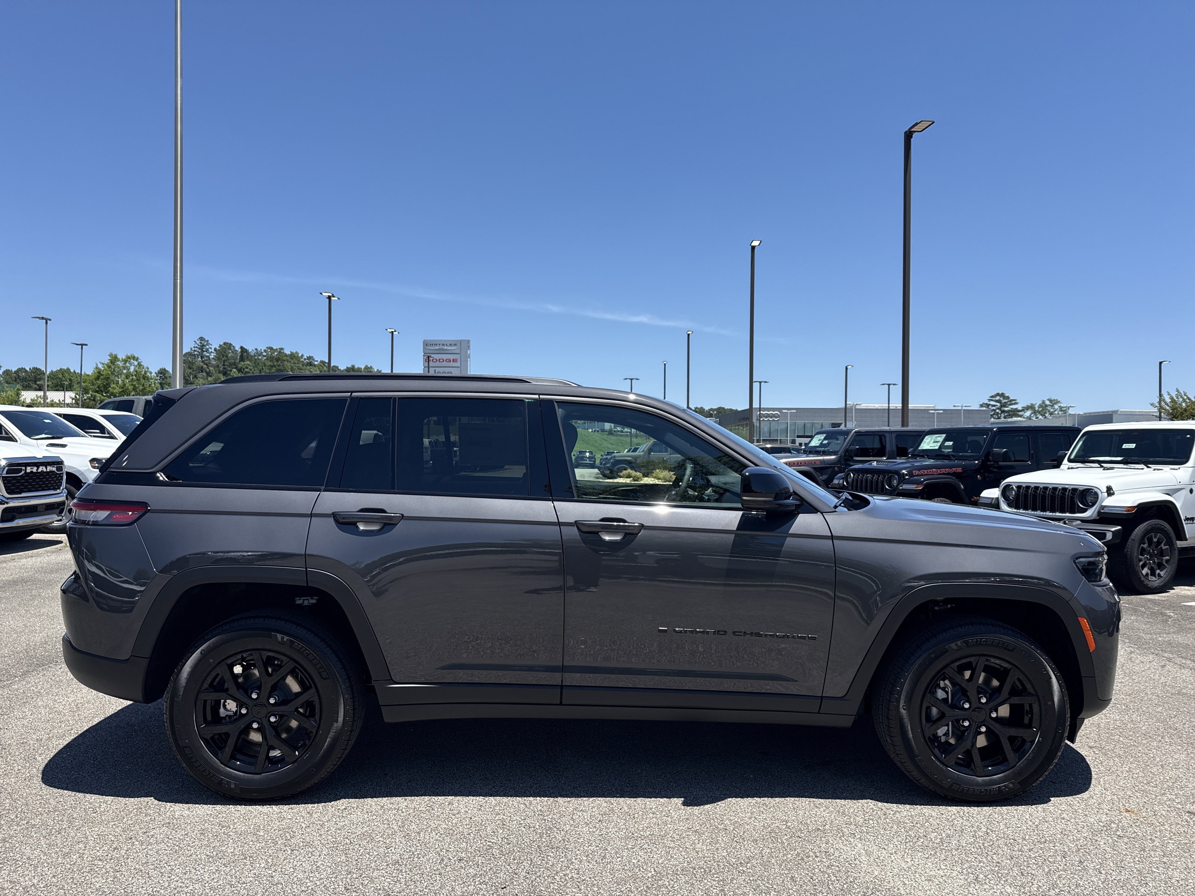New 2026 Baltic Gray Metallic Clear-Coat Exterior Paint Jeep Altitude image 8