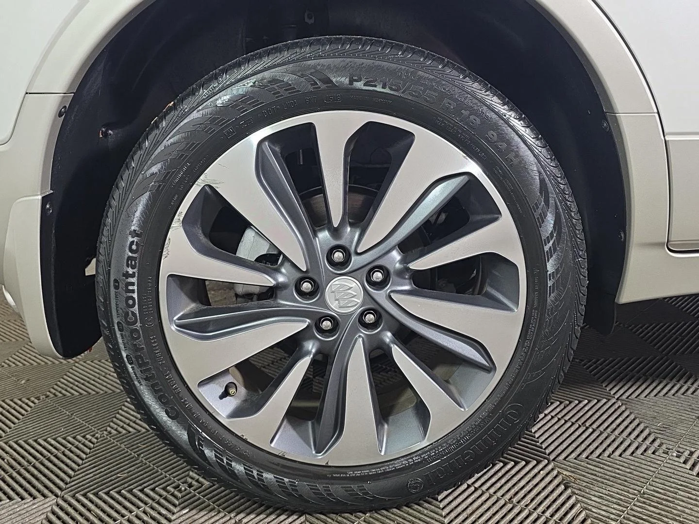 Used 2019 White Frost Tricoat Buick Essence image 2