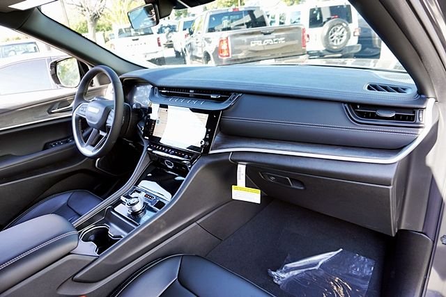 New 2026 Baltic Gray Metallic Clear-Coat Exterior Paint Jeep Limited image 11