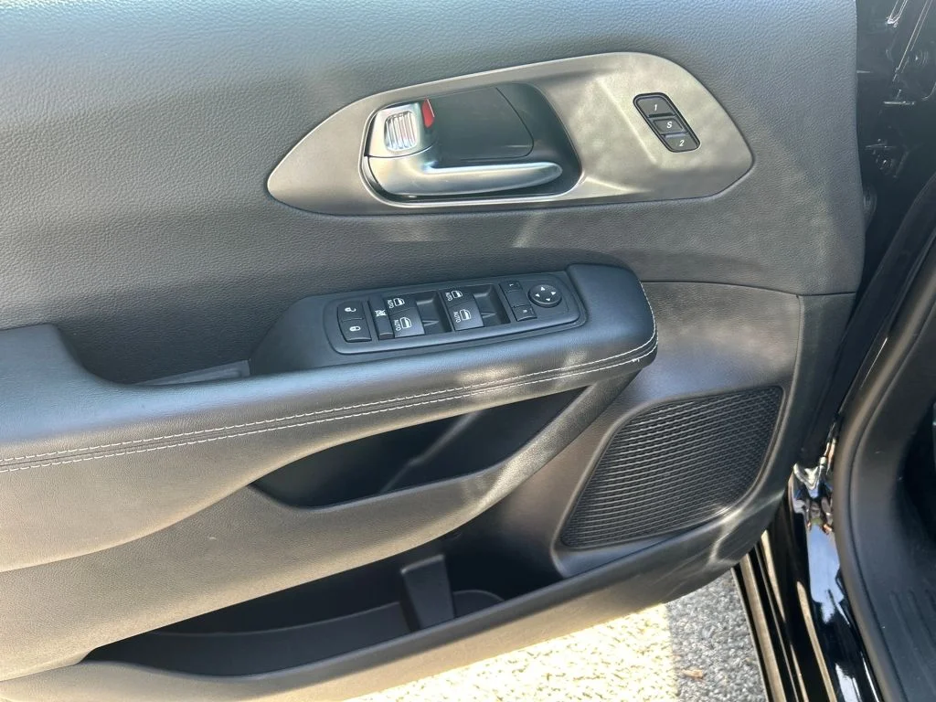 Used 2025 Black Chrysler Select image 14