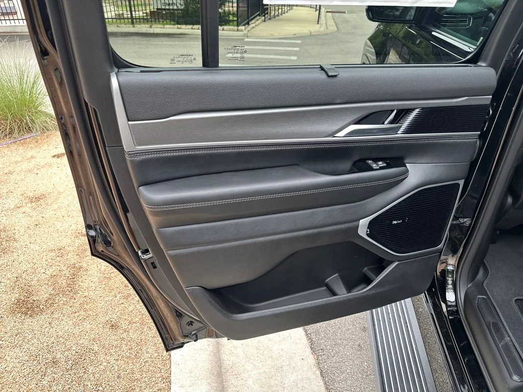 New 2026 High Gloss Black Exterior Paint Jeep Limited Reserve image 31