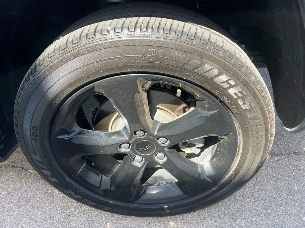 Used 2023 Metallic Jeep Altitude image 34