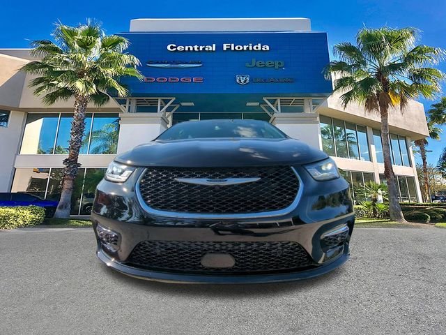 New 2026 Diamond Black Crystal Pearl-Coat Exterior Paint Chrysler Limited image 3