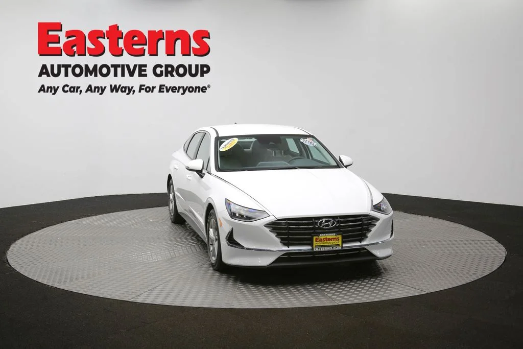 Used 2022 White Hyundai SE image 47