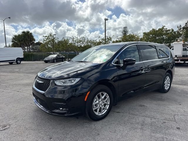 2026 Chrysler Pacifica Select - Photo 11