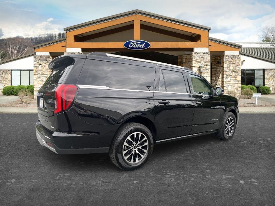 Used 2025 Black Metallic Ford Platinum image 5
