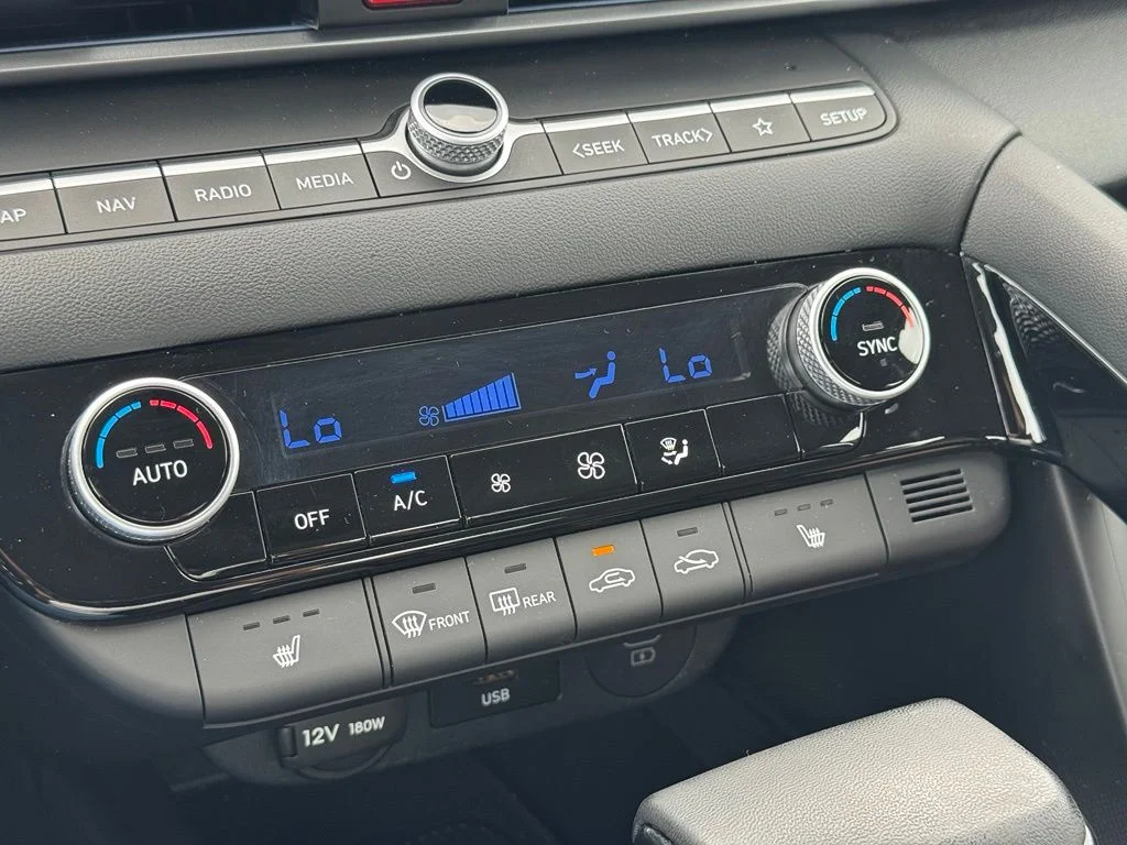 Used 2025 White Hyundai SEL Convenience image 28