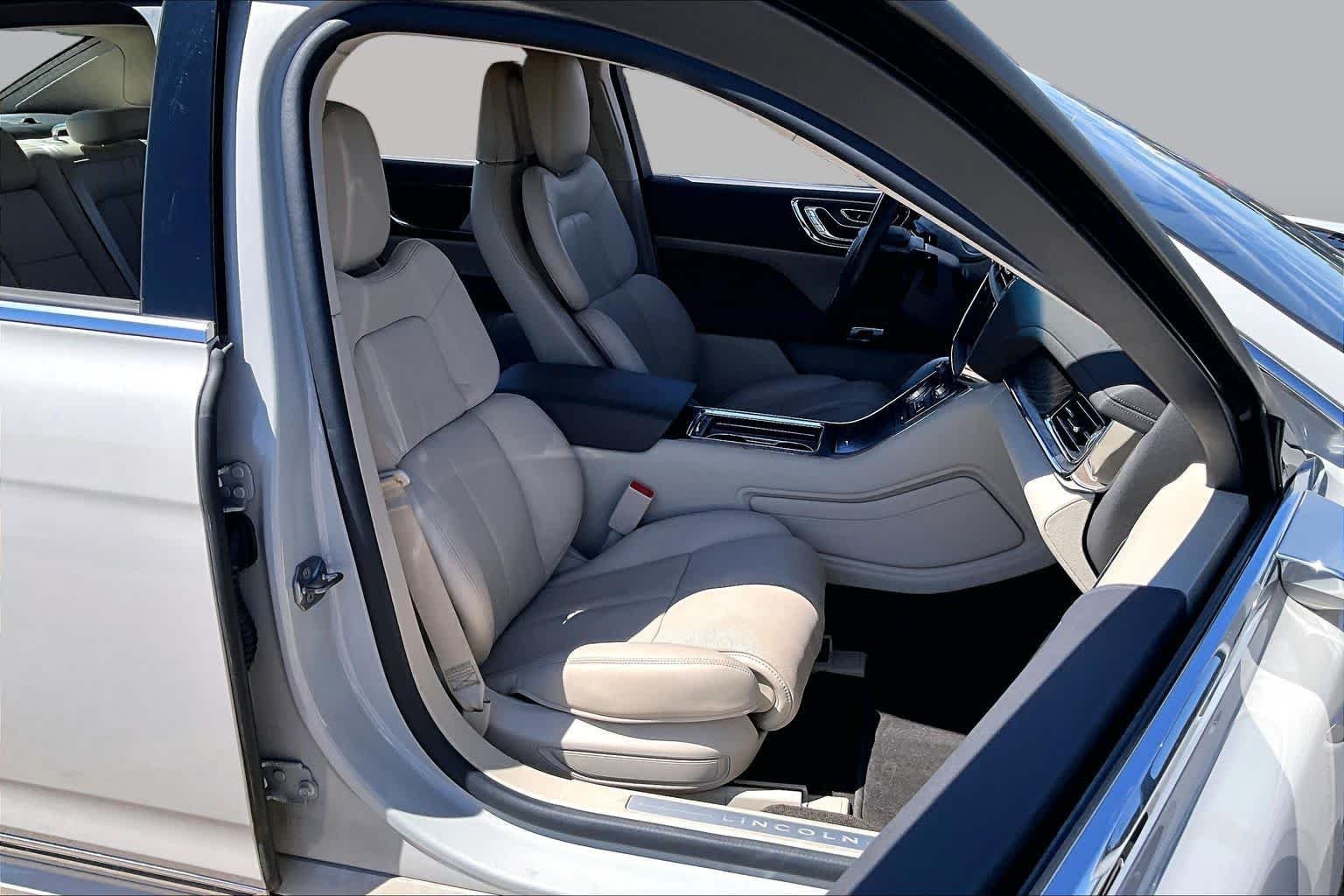 Used 2019 Ceramic Pearl Metallic Lincoln Reserve image 7