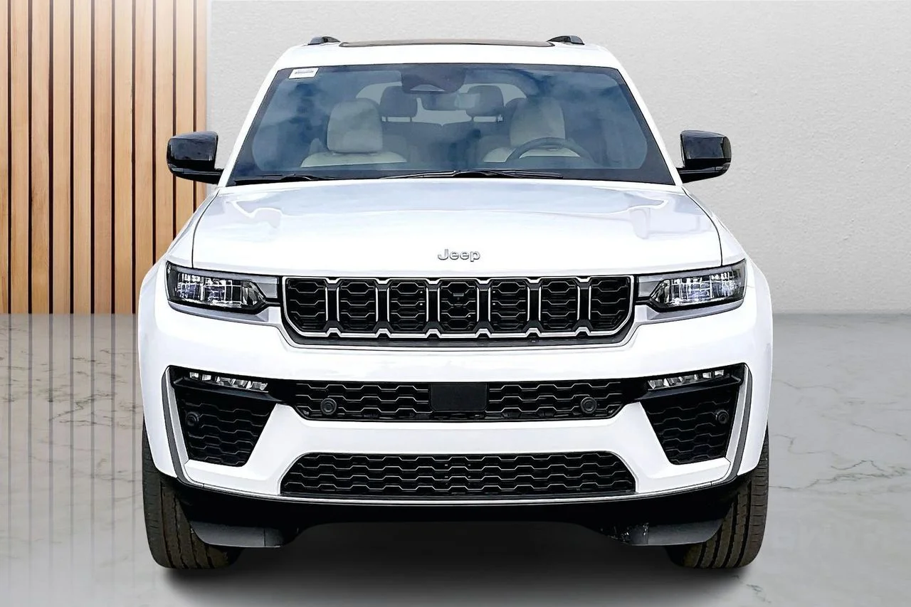 New 2026 Bright White Clear-Coat Exterior Paint Jeep Limited image 3