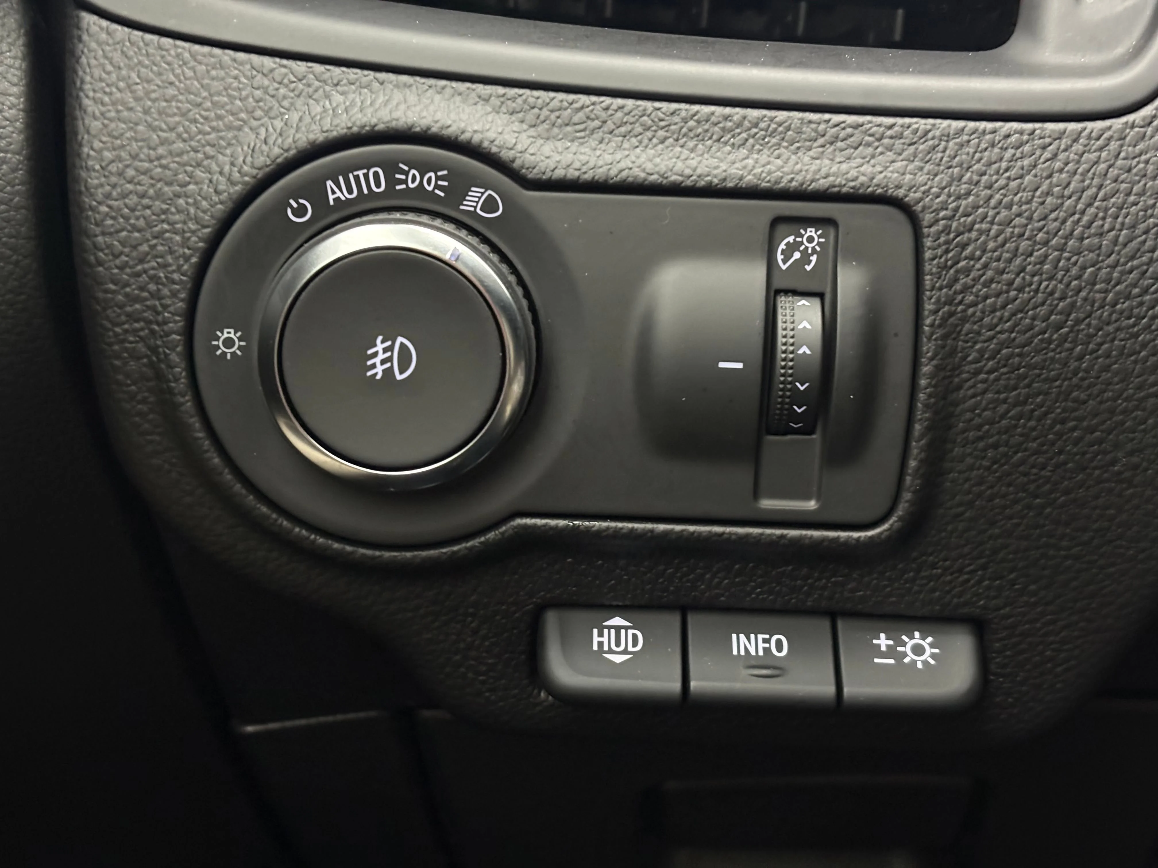 Used 2020 SUMMIT WHITE Buick Premium II image 22