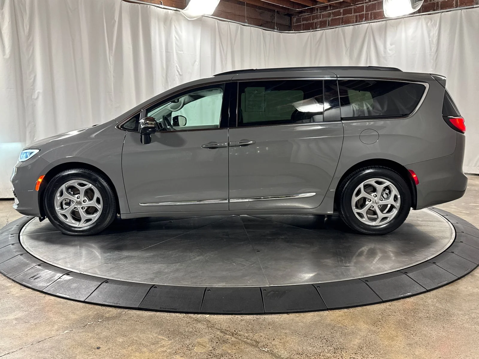 Used 2023 White Chrysler Limited image 6