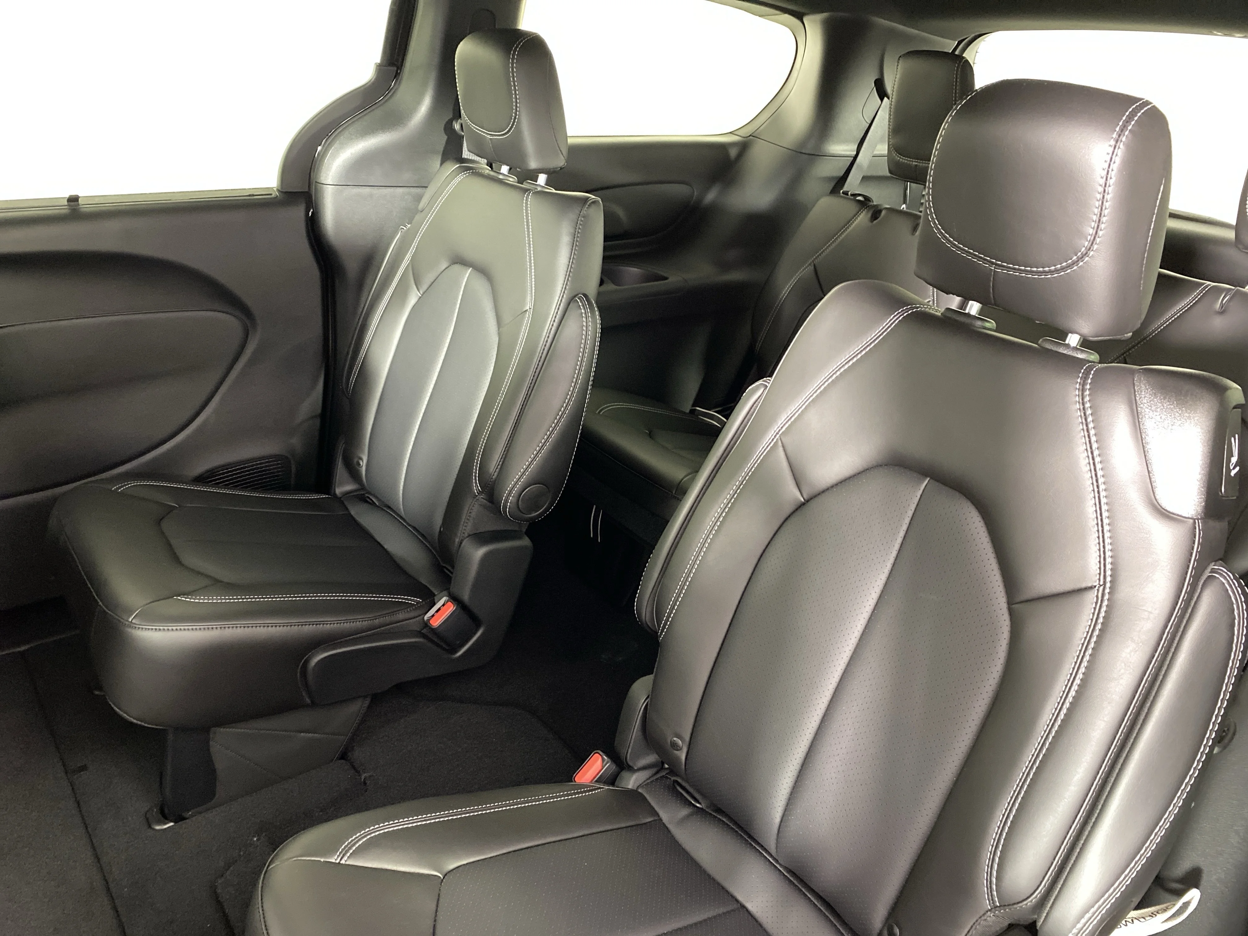New 2026 Diamond Black Crystal Pearl-Coat Exterior Paint Chrysler Select image 29