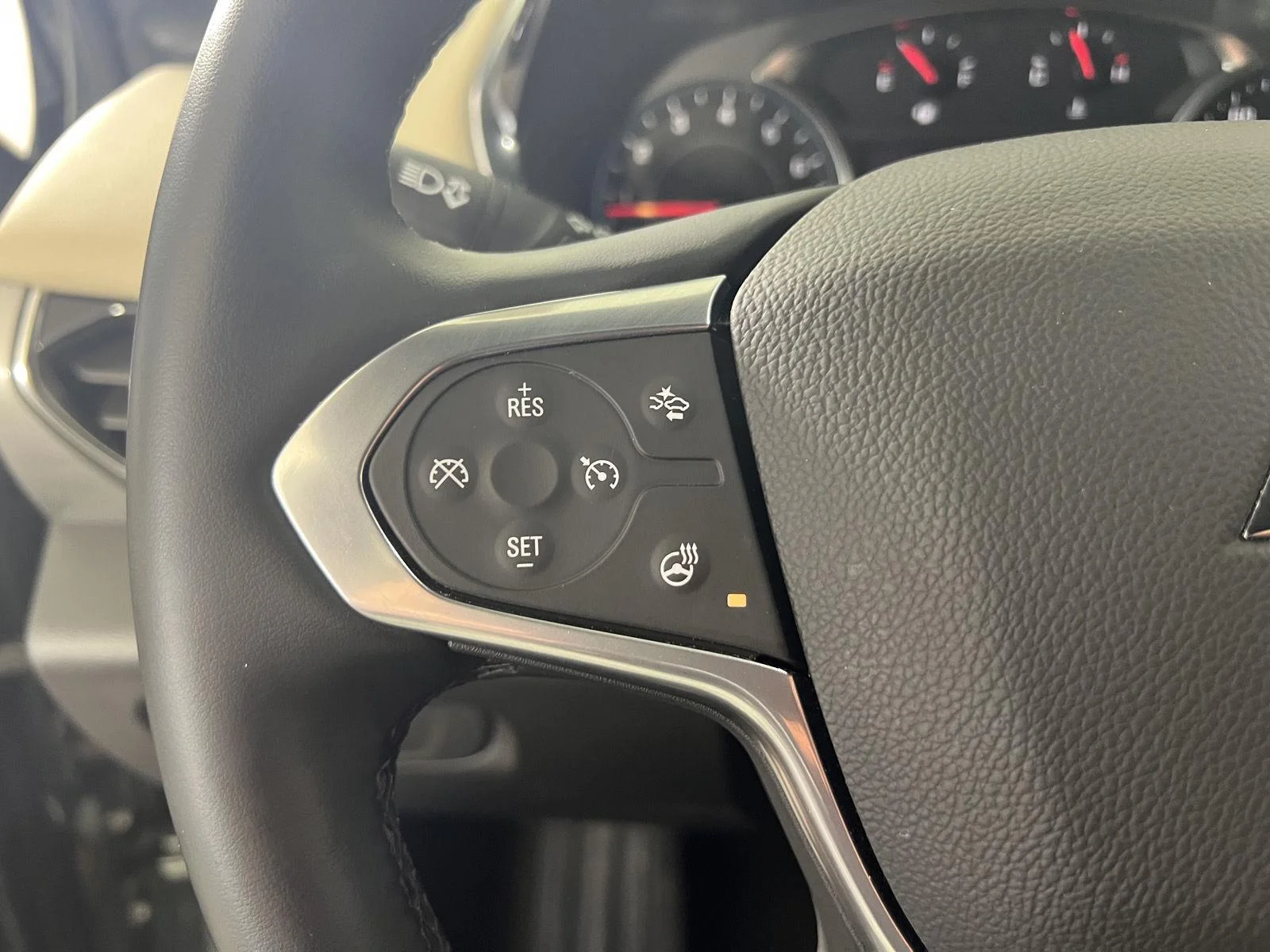 Used 2023 Silver Sage Chevrolet LT Leather image 8