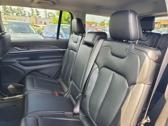 Used 2023 Diamond Black Crystal Pearlcoat Jeep Limited image 26