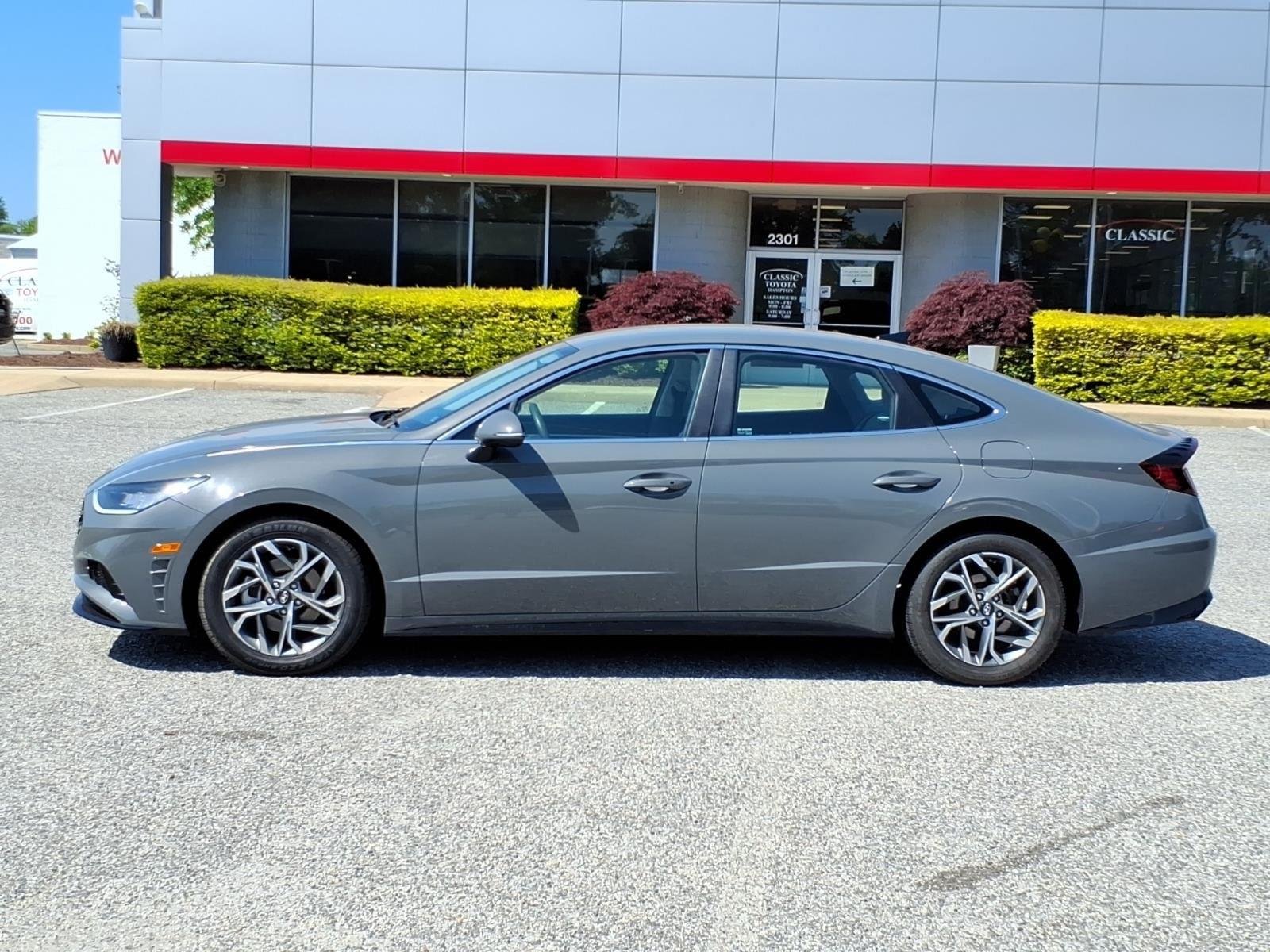 Used 2022 Hampton Gray Hyundai SEL image 3