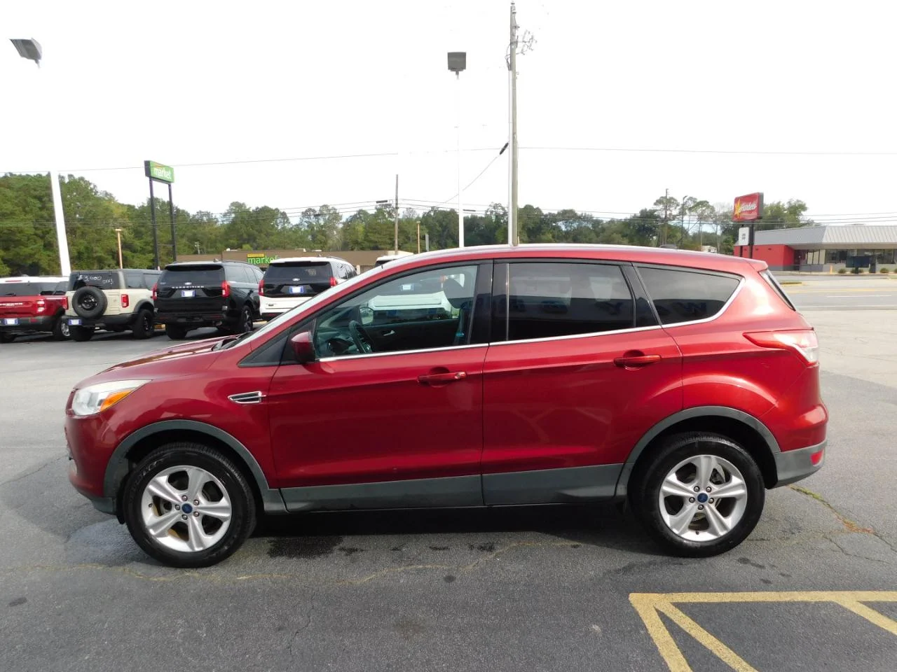 Used 2014 Red Ford FWD 4dr SE image 5