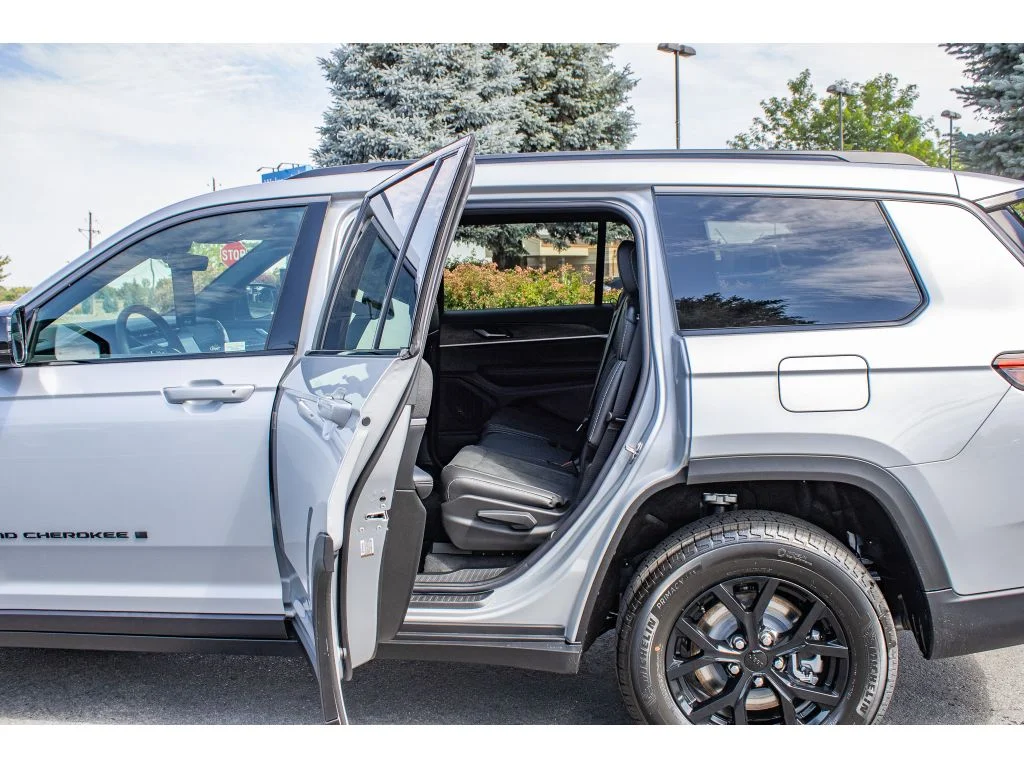 New 2026 Silver Zynith Exterior Paint Jeep Laredo Altitude image 17