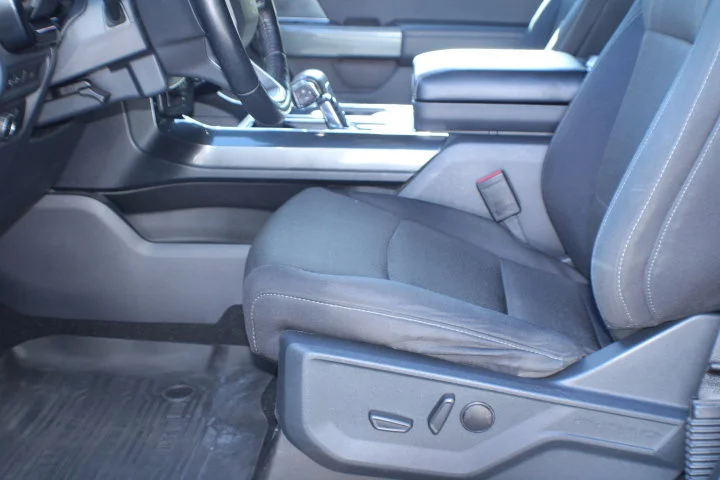 Used 2022  Ford LARIAT 4WD image 21