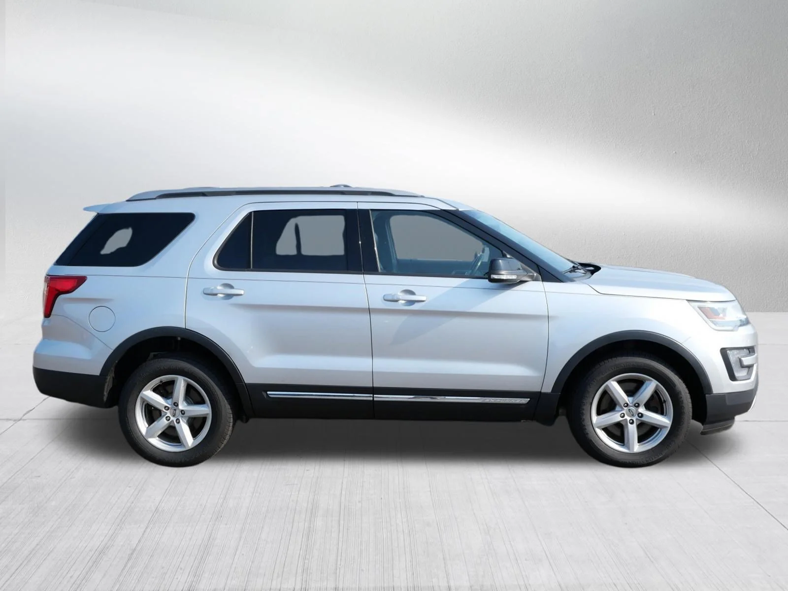 Used 2017 Ingot Silver Metallic Ford XLT image 8