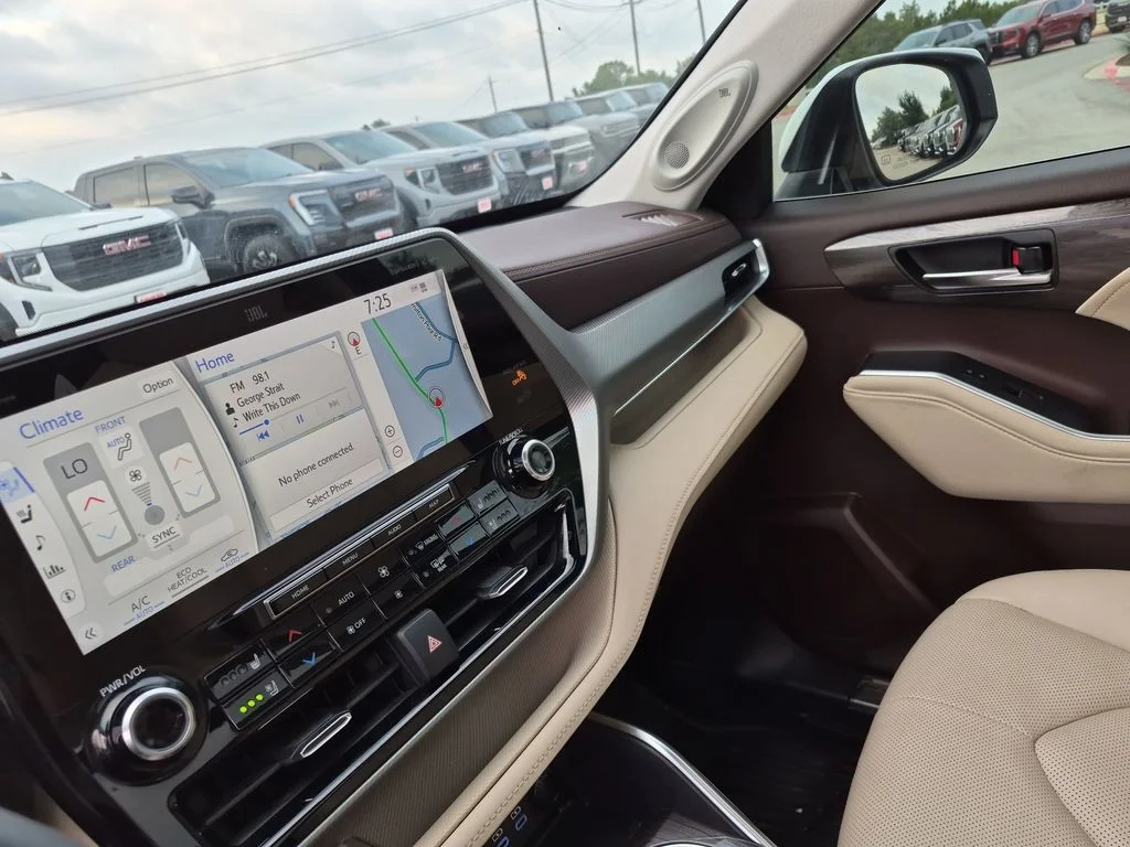 Used 2022  Toyota Platinum image 24