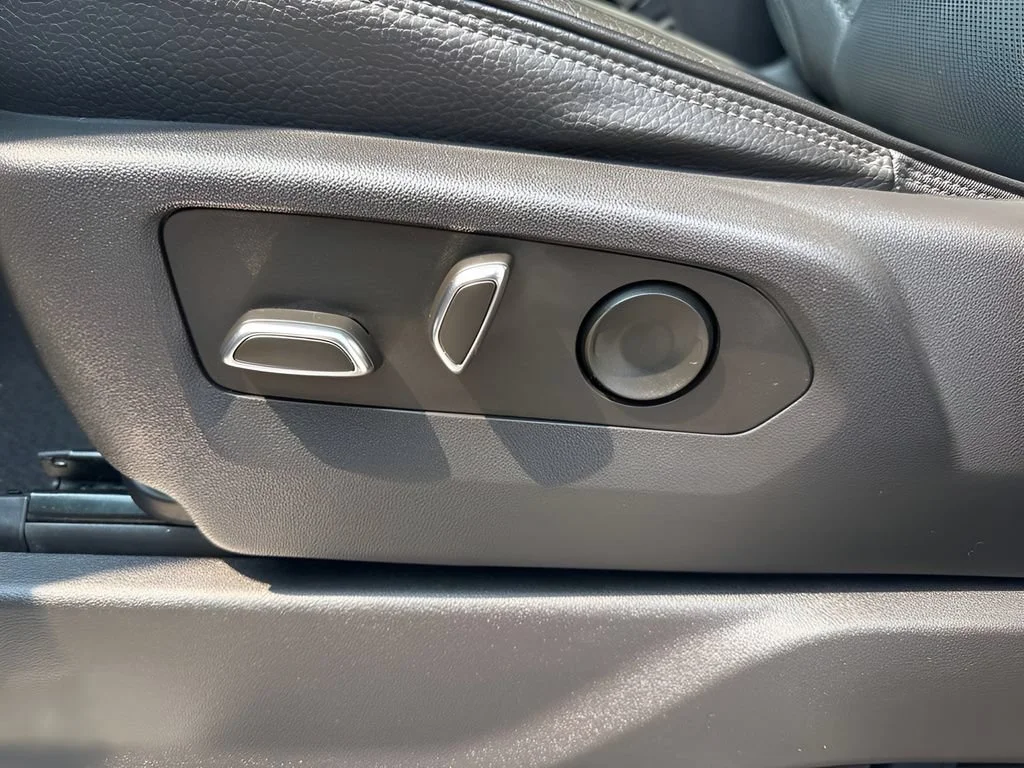 Used 2022 White Frost Tricoat GMC Denali image 10