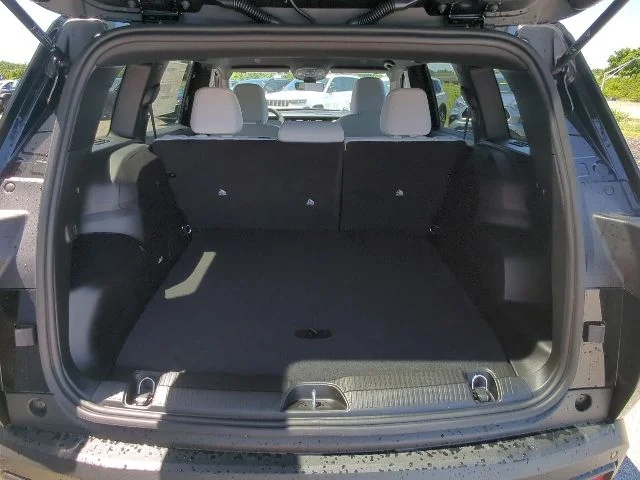 New 2026 Diamond Black Crystal Pearl-Coat Exterior Paint Jeep Laredo image 33