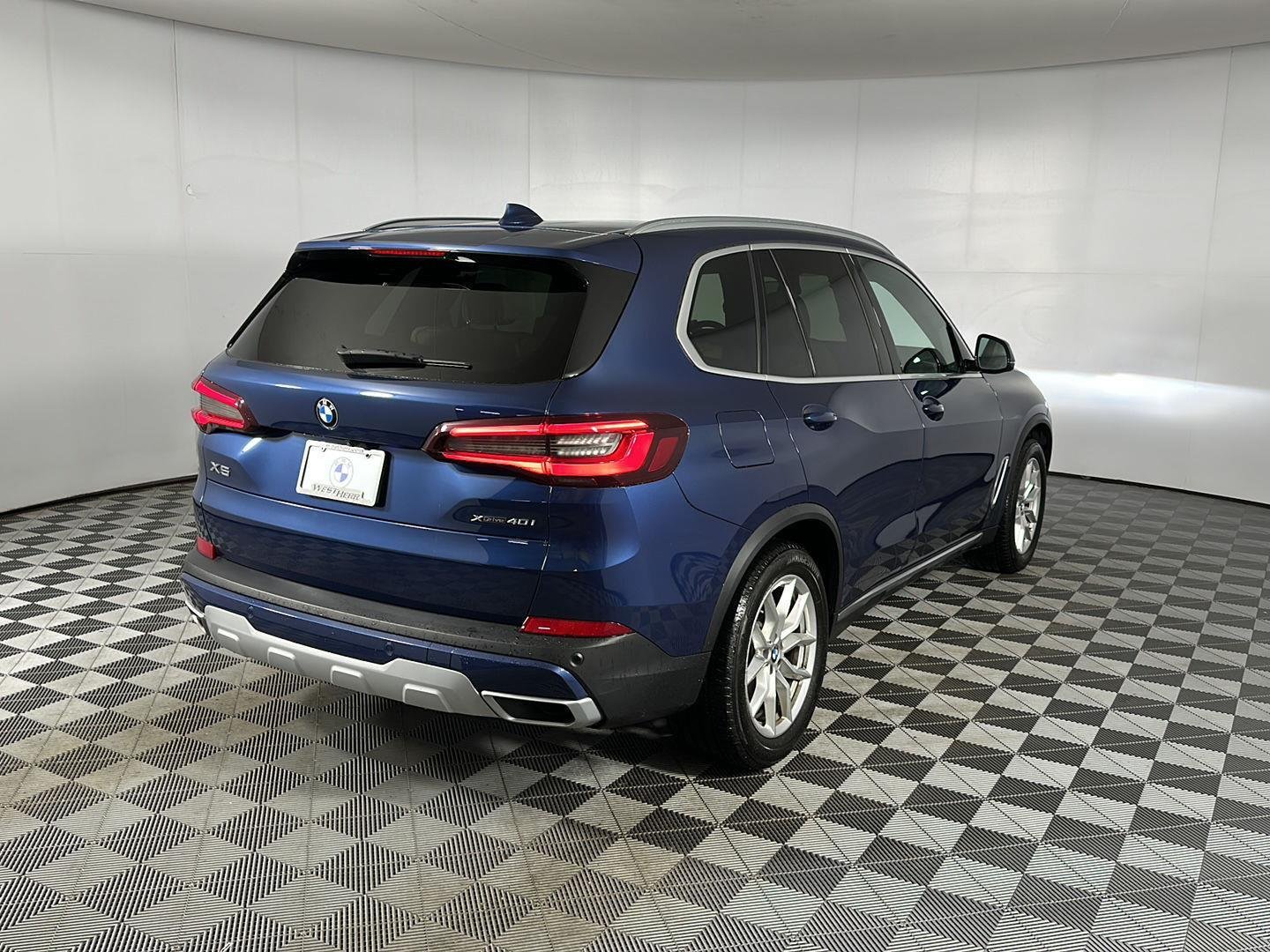 Used 2022 Phytonic Blue Metallic BMW xDrive40i image 30