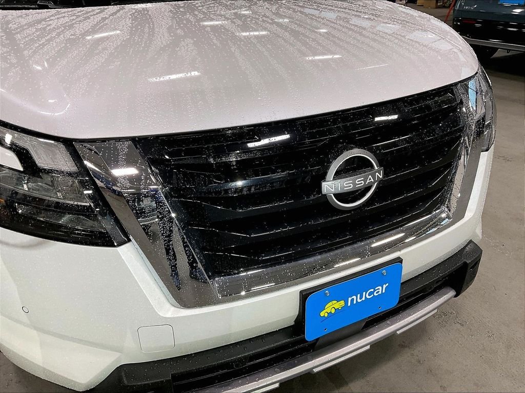 Used 2025 Everest White Pearl/Black Nissan Platinum image 33