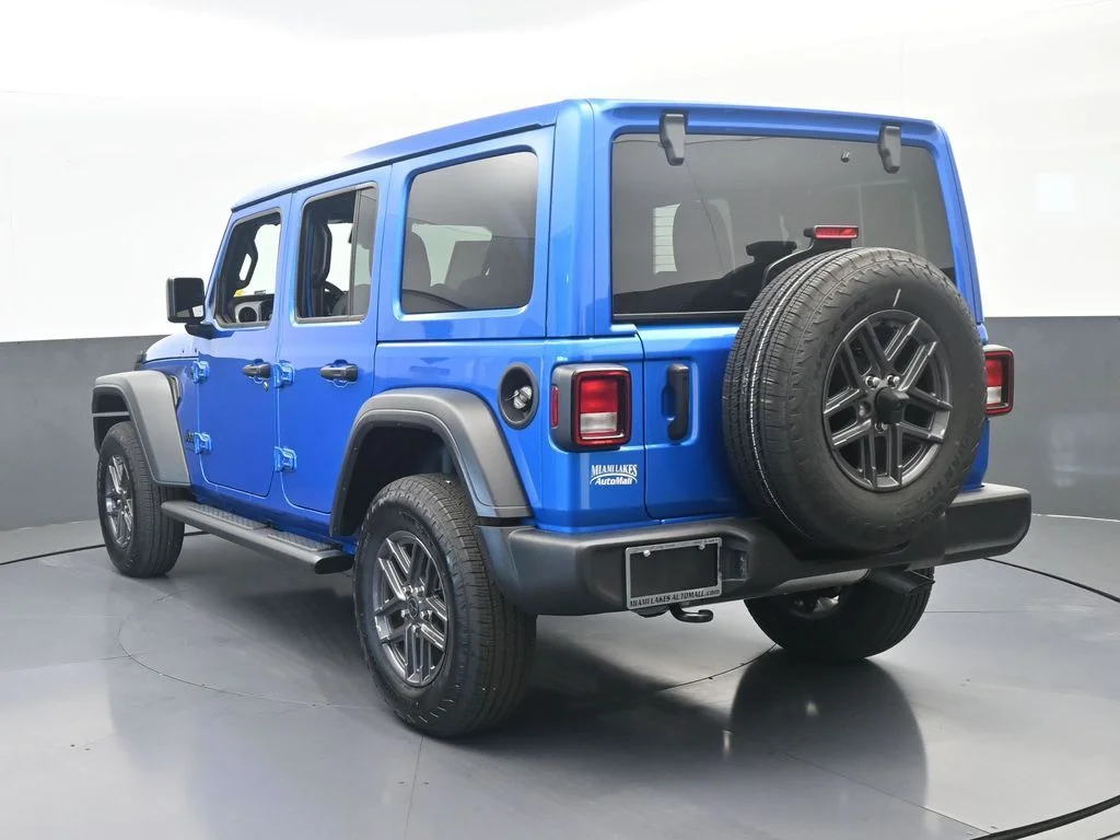 Used 2025 Hydro Blue Pearl Coat Jeep Sport S image 4