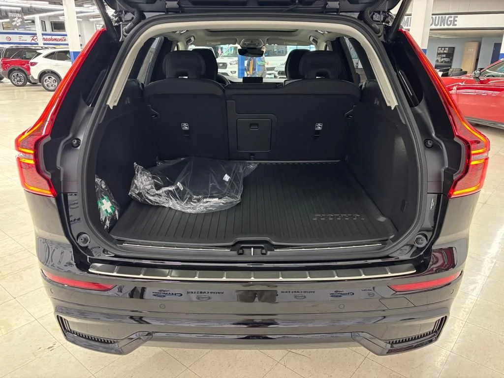 2026 Volvo XC60 Plus - Photo 8