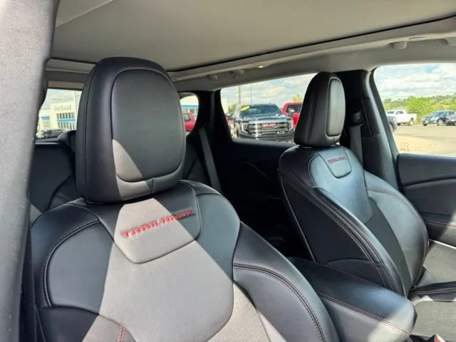 Used 2020 Silver Jeep Trailhawk 4x4 image 25