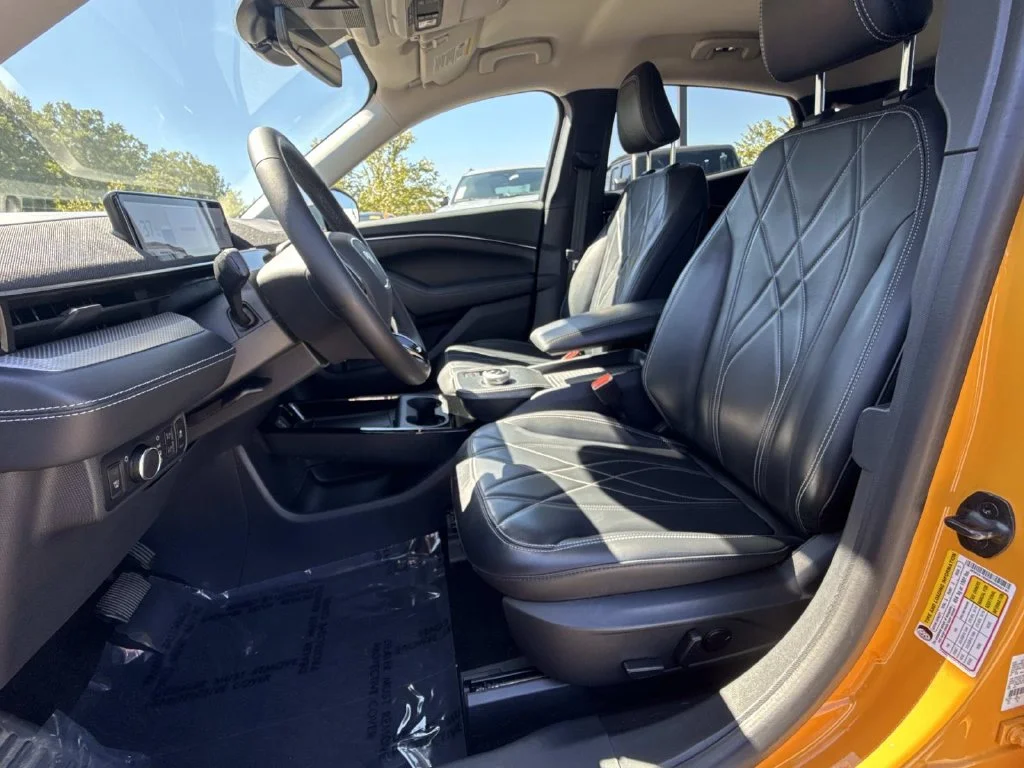Used 2022 Orange Ford Select image 15