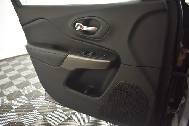 Used 2019 Silver Jeep Latitude Plus image 35