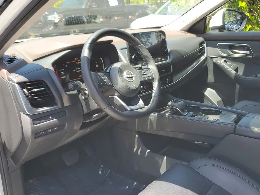 Used 2023 White Nissan Platinum image 23