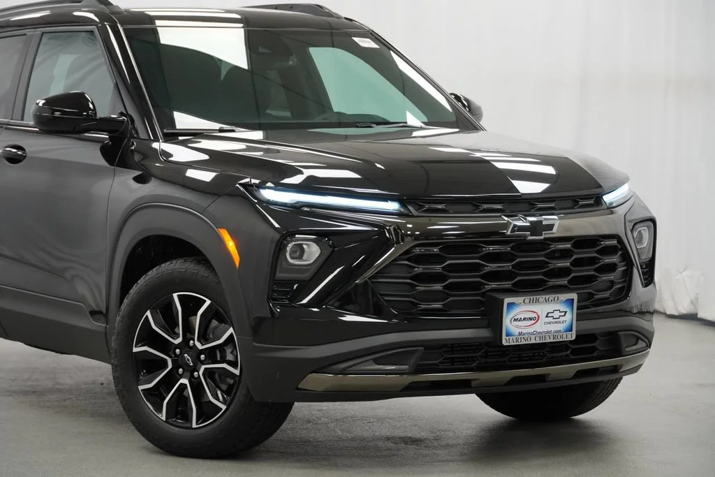 New 2026 Mosaic Black Metallic Chevrolet ACTIV image 8