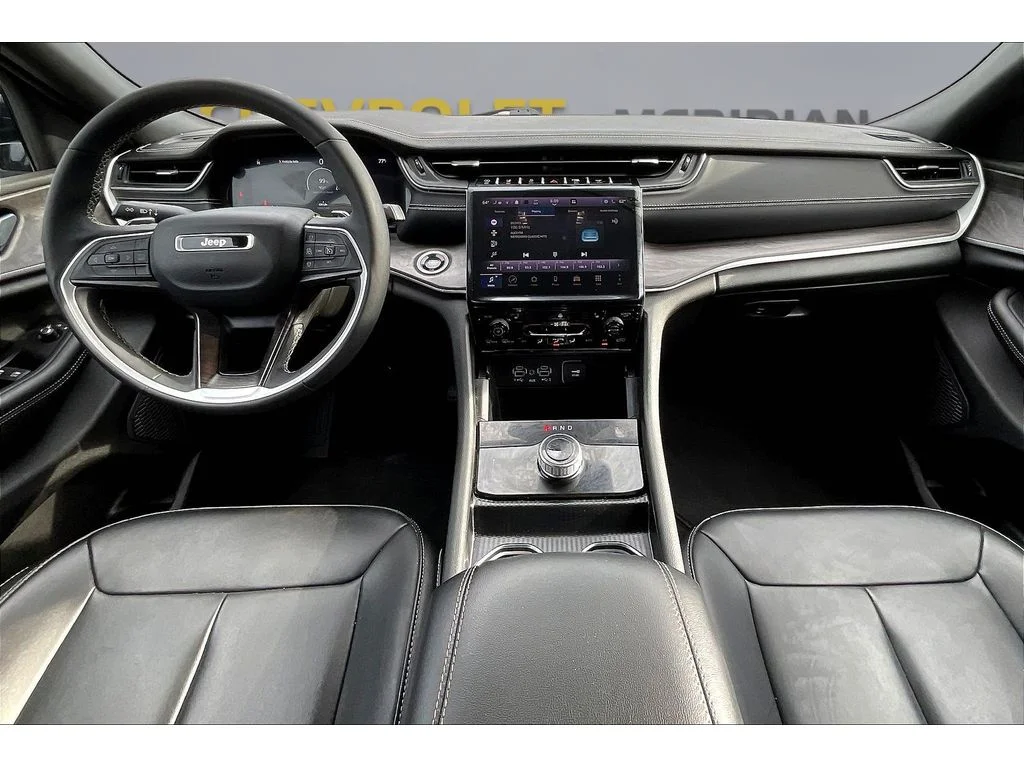 Used 2024  Jeep Limited image 12