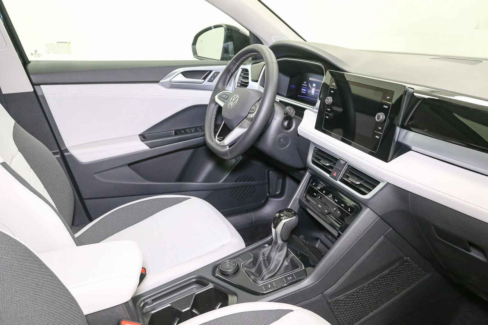New 2026 Deep Black Pearl Volkswagen SE image 15
